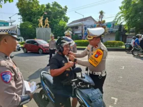 Satlantas Polresta Banyuwangi menggelar kegiatan "Tantu Pagelaran Lantas" di Simpang V Banyuwangi, Jumat (25/10/2024).(blok-a.com/Kuryanto)
