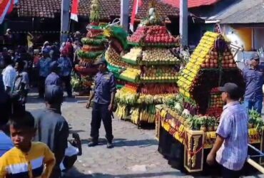 Arak-arakan tumpeng raksasa keliling kampung pada sedekah bumi Dusun Gumining, Desa Tambakrejo, Kecamatan Duduksampeyan, Kabupaten Gresik.
