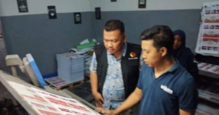 Anggota Bawaslu Banyuwangi lakukan pengawasan di Pabrik percetakan surat suara pemilihan Bupati/Wakil Bupati Banyuwangi, di Bali. (Dok Bawaslu Banyuwangi).