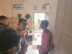 Evakuasi jenazah pria Sooko Mojokerto yang meninggal di dapur rumahnya.(Blok-a.com/Syahrul Wijaya)