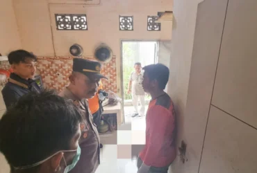 Evakuasi jenazah pria Sooko Mojokerto yang meninggal di dapur rumahnya.(Blok-a.com/Syahrul Wijaya)