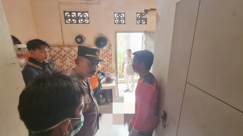 Evakuasi jenazah pria Sooko Mojokerto yang meninggal di dapur rumahnya.(Blok-a.com/Syahrul Wijaya)