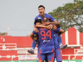 FOTO : Pemain Arema FC meluapkan kegembiraanya usai menjebol gawang tim Malut United di Stadion Soepriadi Kota Blitar. (Foto : blok-a.com/Fajar)