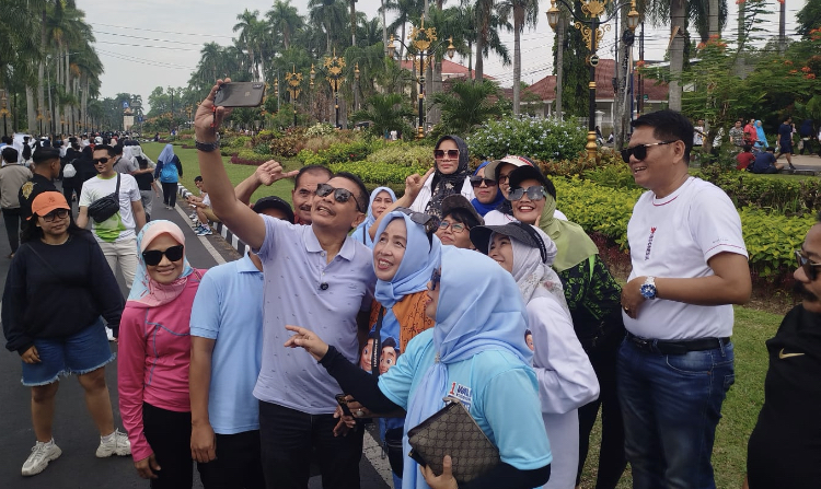 Paslon WALI berfoto bersama pengunjung yang hadir di gelaran CFD (blok-a.com / Yogga Ardiawan)