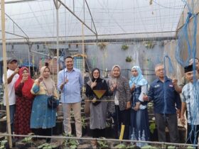 Wahyu Hidayat bersama masyarakat Tlogomas (blok-a.com / Anwar)