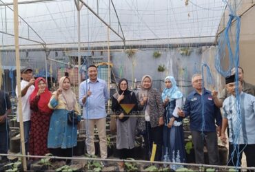 Wahyu Hidayat bersama masyarakat Tlogomas (blok-a.com / Anwar)