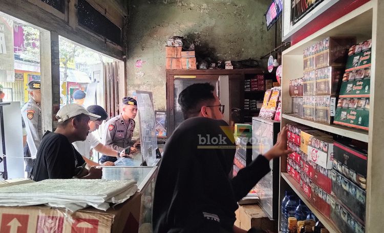 Razia gabungan ke sejumlah toko penjual rokok di Kota Mojokerto.(blok-a.com/Syahrul Wijaya)