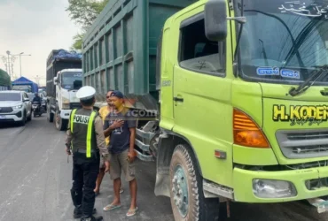 Petugas gabungan melakukan Operasi Zebra Semeru 2024 di Jalur Utara Gresik.(blok-a.com/Ivan)
