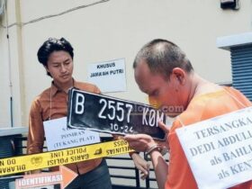Tersangka pembunuhan SPG asal Kediri sedang reka adegan di Mapolres Mojokerto.(blok-a.com/Syahrul Wijaya)