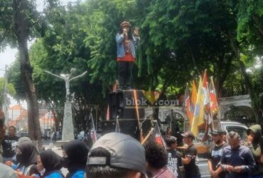Berbagai elemen masyarakat berorasi didepan gedung DPRD Gresik tuntut Freeport JIIPE Serap tenaga lokal. (blok-a.com/Ivan)
