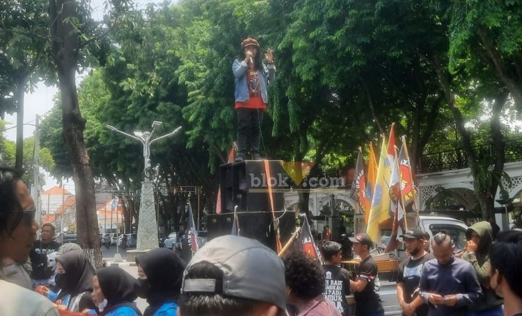 Berbagai elemen masyarakat berorasi didepan gedung DPRD Gresik tuntut Freeport JIIPE Serap tenaga lokal. (blok-a.com/Ivan)