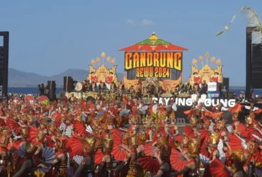 Ribuan penari Gandrung tampil di Pantai Boom Marina, Banyuwangi, Sabtu (26/10/2024).(blok-a.com/Kuryanto)