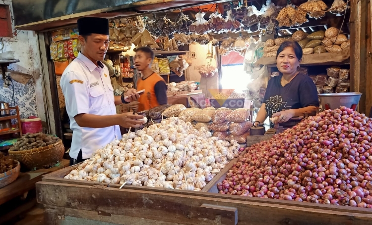 Harga bapokting di Pasda Kabupaten Banyuwangi relatif normal, Rabu (30/10/2024).(blok-a.com/Kuryanto)