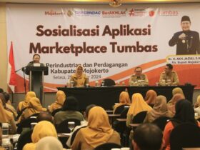 Pjs Bupati Mojokerto Akhmad Jazuli saat memberikan sambutan dalam sosialisasi aplikasi marketplace Tumbas di hotel Aston.(dokumen Kominfo)