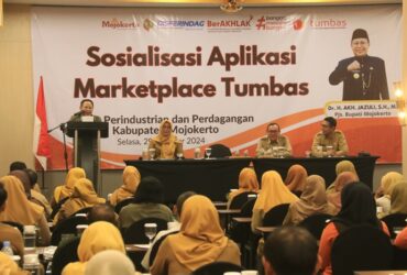 Pjs Bupati Mojokerto Akhmad Jazuli saat memberikan sambutan dalam sosialisasi aplikasi marketplace Tumbas di hotel Aston.(dokumen Kominfo)
