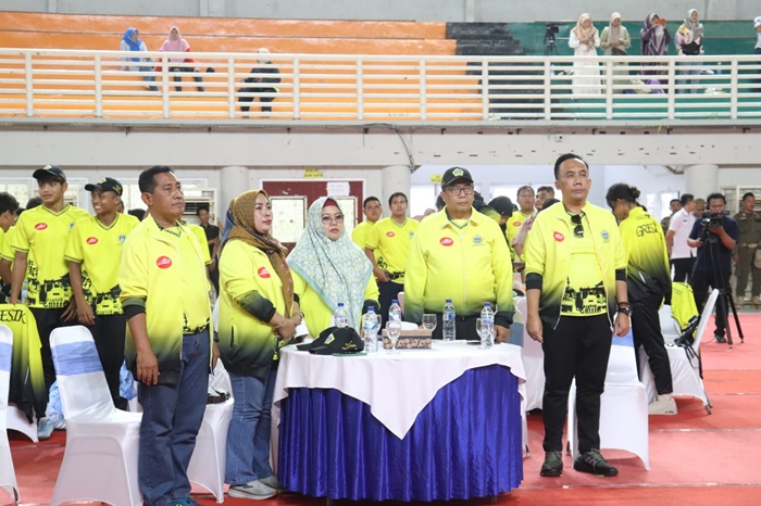 Bu Min melepas kontingen atlet pelajar Gresik di WEP, Rabu (30/10/2024).