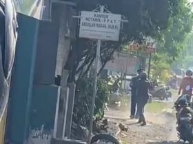 Tangkapan layar video dua pria saling bacok menggunakan sajam di dekat gapura selamat datang, jalan raya Bunder, Kebomas, Gresik.