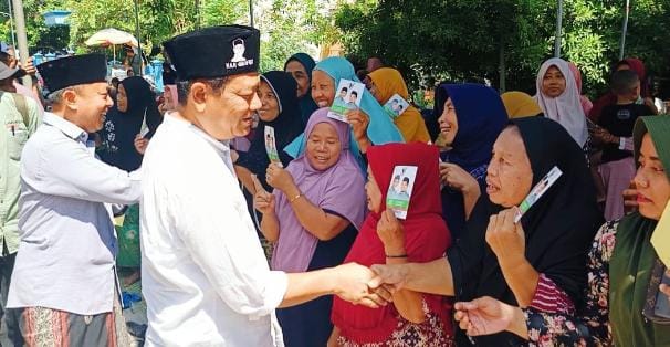 Paslon BAGUS bersama warga Dusun Pule, Desa Bakalanpule, Kecamatan Tikung, Lamongan, Rabu (30/10/2024).