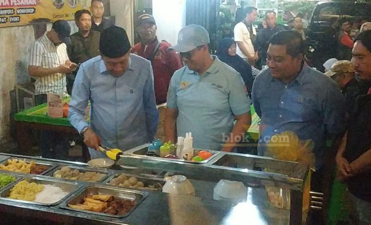 Wahyu Hidayat sapa warga Sawojajar, Kota Malang, di Warung Bakso Bakar SS, Jumat (18/10/2024) malam. (blok-a.com/Andik Agus)