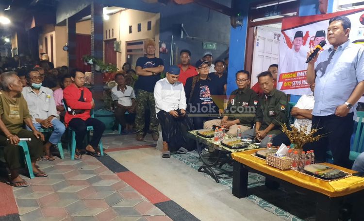 Calon Wali Kota Blitar nomor urut 1, Bambang Rianto saat sosialisasi visi misi di sekitar pasar Templek, Kota Blitar. (blok-a.com/Fajar)