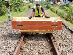 KAI Daop 9 Jember ganti bantalan kayu ke bantalan sintetis, Senin (21/10/2024).(Dok. KAI Daop 9 Jember)