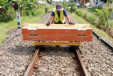 KAI Daop 9 Jember ganti bantalan kayu ke bantalan sintetis, Senin (21/10/2024).(Dok. KAI Daop 9 Jember)