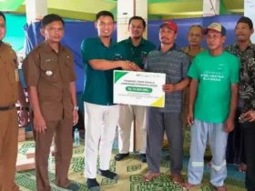 Eka Prapangasta Lurah Lumpur (Kiri), Rama Yusron Harbiansyah Vice President Komunikasi Korporat Petrokimia Gresik (tengah) menyerahkan bantuan perbaikan geladak kepada nelayan.