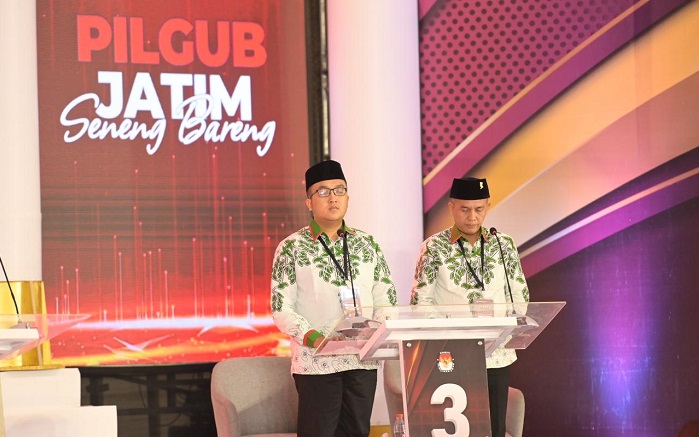 Paslon Bupati -Wabup Pamekasan, Ra Muhammad Baqir Aminatullah - Taufadi (Berbakti) di halaman Ballroom Hotel Front One, Minggu (20/10/2024).