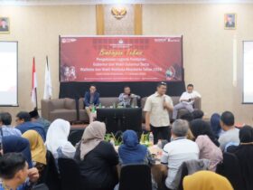 Ketua KPU Kota Mojokerto bersama Bakesbangpol, Kejaksaan, dan Polres Mojokerto Kota dalam bimtek pengelolaan logistik Pilkada 2024.(Blok-a.com/Syahrul Wijaya)