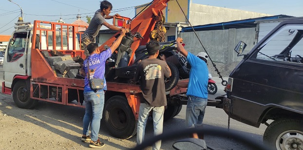 Kendaraan yang terlibat kecelakaan di Morowudi, Cerme, Gresik dievakuasi ke Unit Laka Satlantas Polres Gresik.
