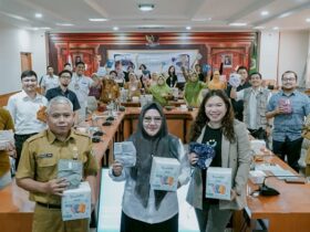 Hj. Aminatun Habibah Plt Bupati Gresik (tengah), Celia Siura Founder Program Bumbi (kanan) saat sosialisasi pengurangan sampah popok sekali pakai.