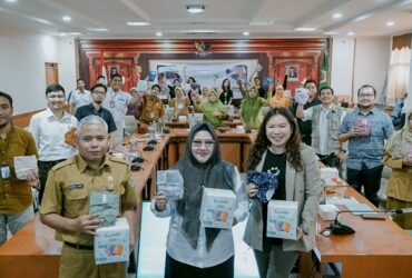 Hj. Aminatun Habibah Plt Bupati Gresik (tengah), Celia Siura Founder Program Bumbi (kanan) saat sosialisasi pengurangan sampah popok sekali pakai.