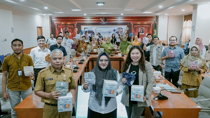 Hj. Aminatun Habibah Plt Bupati Gresik (tengah), Celia Siura Founder Program Bumbi (kanan) saat sosialisasi pengurangan sampah popok sekali pakai.