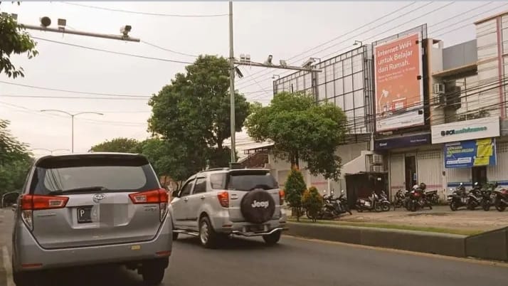 Kamera CCTV yang sudah terpasang di beberapa ruas jalan Banyuwangi. (Blok-a.com/Kuryanto)