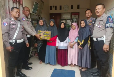 Teks foto : Anggota Satlantas Polres Gresik santuni anak yatim piatu yayasan Fadhillah, Kebomas, Gresik.