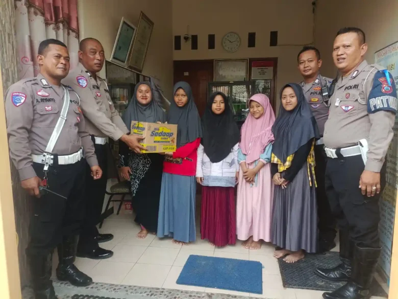 Teks foto : Anggota Satlantas Polres Gresik santuni anak yatim piatu yayasan Fadhillah, Kebomas, Gresik.
