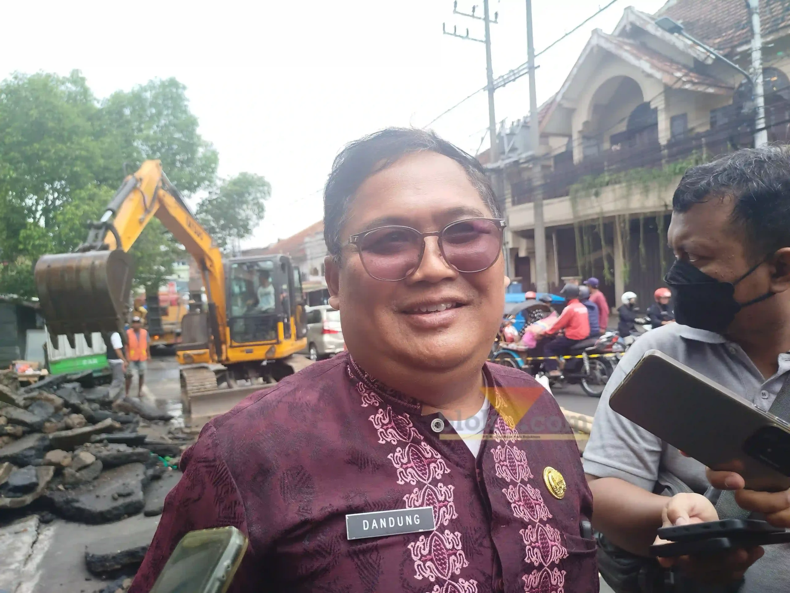 Kepala DPUPRPKP Kota Malang, Dandung Djulharjanto saat meninjau langsung lokasi aspal amblas di Jalan Muharto (blok-a.com / Yogga Ardiawan)