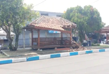 Fasum berupa Gazebo rusak di Perumahan Joyogrand Malang