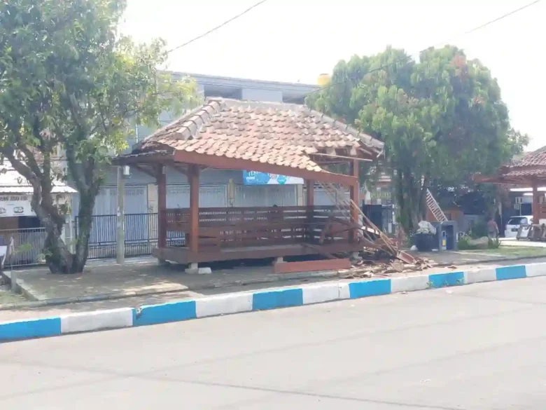 Fasum berupa Gazebo rusak di Perumahan Joyogrand Malang