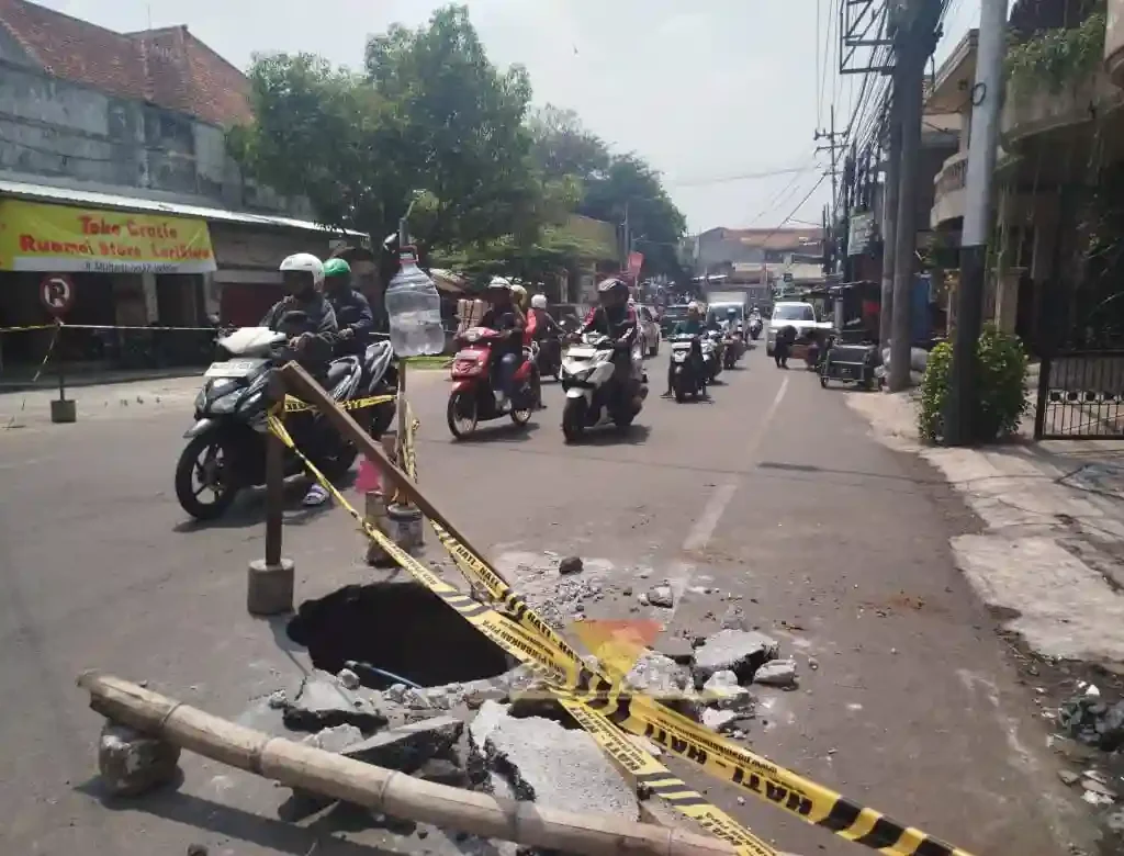 Aspal ambles di Jalan Muharto (blok-a.com / Yogga Ardiawan)