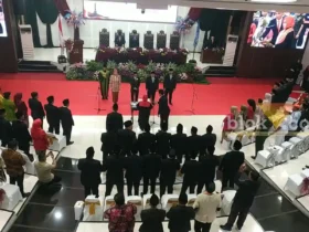 Ketua DPRD Kota Malang, Amithya Ratnanggani Sirraduhita bersama Wakil Ketua DPRD Kota Malang I, II, dan III saat dilantik, Kamis (24/10/2024) (blok-a/Andik Agus)