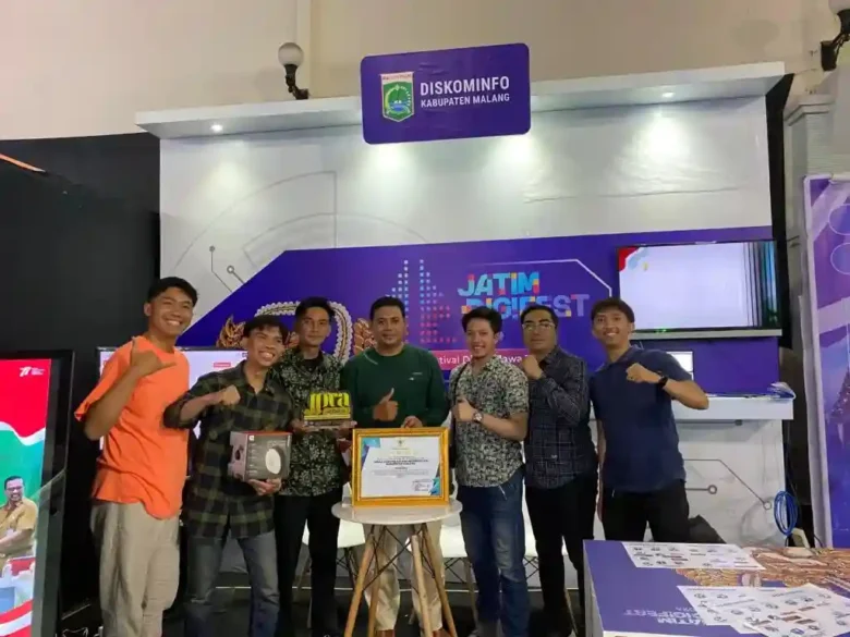 Kepala Diskominfo Kabupaten Malang, Iwan Hari Kristanto usai menerima penghargaan dari Jatim Public Relation Award (JPRA) 2024 kategori video kreatif kedua (dok. Diskominfo Kabupaten Malang)