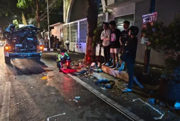 Kecelakaan beruntun melibatkan 1 mobil Mitsubishi Pajero dengan 4 kendaraan bermotor di Jalan MT Haryono depan kampus UNISMA