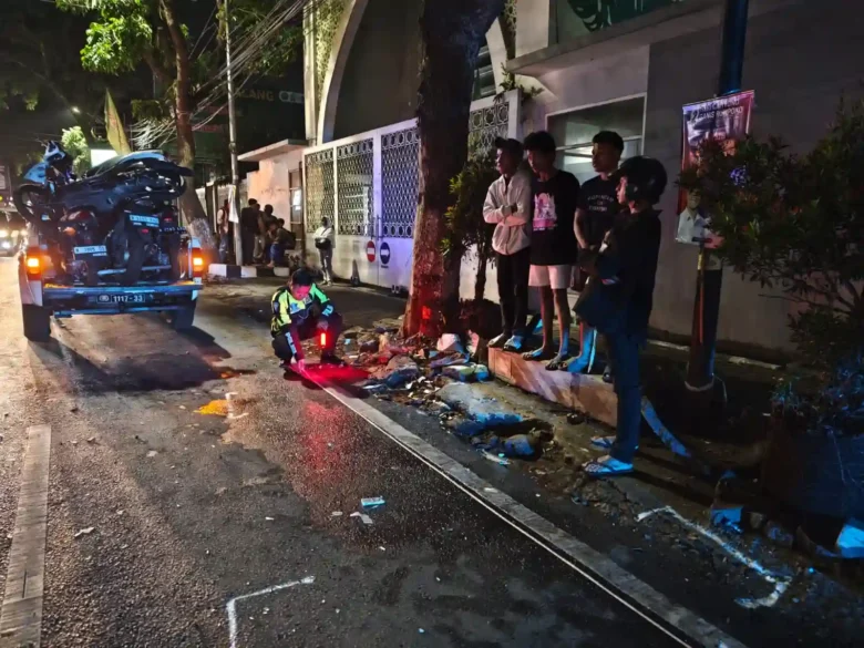 Kecelakaan beruntun melibatkan 1 mobil Mitsubishi Pajero dengan 4 kendaraan bermotor di Jalan MT Haryono depan kampus UNISMA