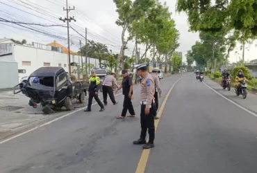 Anggota Satlantas Polres Malang melakukan olah TKP atas peristiwa kecelakaan adu banteng di Jalan Raya Nasional, Desa Sono Tengah, Kecamatan Pakisaji, Kabupaten Malang (dok. Kanit Gakkum Satlantas Polres Malang)