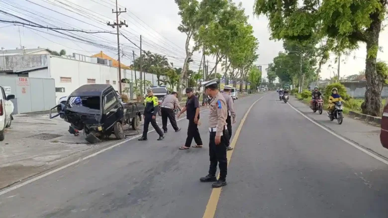 Anggota Satlantas Polres Malang melakukan olah TKP atas peristiwa kecelakaan adu banteng di Jalan Raya Nasional, Desa Sono Tengah, Kecamatan Pakisaji, Kabupaten Malang (dok. Kanit Gakkum Satlantas Polres Malang)
