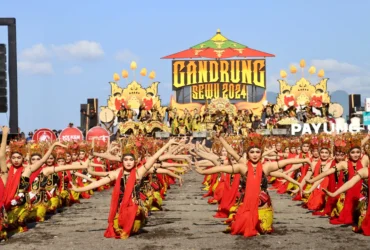 Caption : Polresta Banyuwangi terjunkan tatusan personel guna amankan jalanya event Gandrung Sewu di Pantai Boom Banyuwangi, Sabtu (26/10/2024)(blok-a.com/Kuryanto).