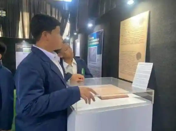 Caption : Beberapa pengunjung saat melihat koleksi kitab pada Festival Kitab Kuning, Sabtu (26/10/2024)(blok-a.com/Istimewa)
