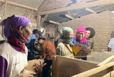 Calon Gubernur Jawa Timur nomor urut 2, Khofifah Indar Parawansa sambang warga di Kabupaten Malang, pada Senin (28/10/2024).