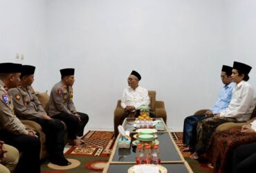 Kapolresta Banyuwangi, Kombes Pol Rama Samsama Putra beserta rombongan saat berdialog dengan pimpinan Ponpes Ibnu Sina, Genteng, KH Maskur Ali, Selasa (15/10/2024).(blok-a.com/Kuryanto)